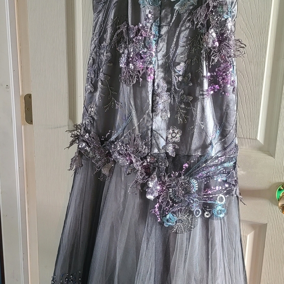 Formal dress size 12 (more like a 10) Boutique Item - Picture 5 of 9